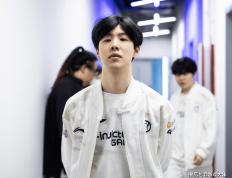 炫神因辱(rǔ)骂theshy，二路解说权限被收回，还被粉丝投诉到全国扫黑办