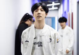 炫神因辱(rǔ)骂theshy，二路解说权限被收回，还被粉丝投诉到全国扫黑办