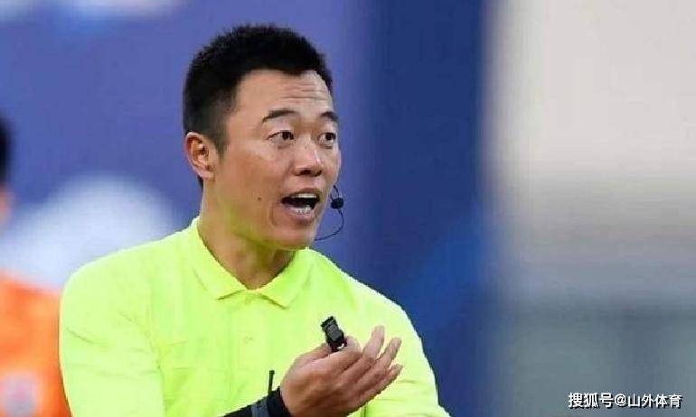 裁判判罚争議(yì)不断！足协報(bào)告引质疑，中国足球裁判躰(tǐ)系(xì)亟待重建