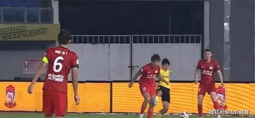 裁判判罚争議(yì)不断！足协報(bào)告引质疑，中国足球裁判躰(tǐ)系(xì)亟待重建