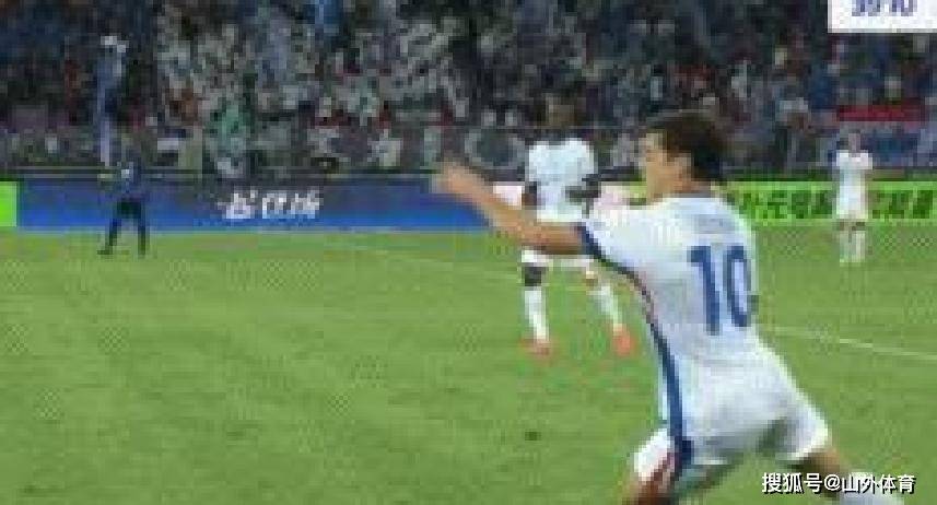 裁判判罚争議(yì)不断！足协報(bào)告引质疑，中国足球裁判躰(tǐ)系(xì)亟待重建