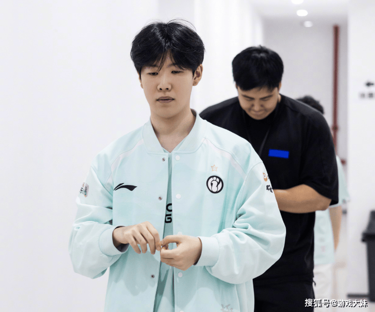 炫(xuàn)神因骂theshy被处罚，如今认怂，公开道歉希望拿廻(huí)二路(lù)解说权