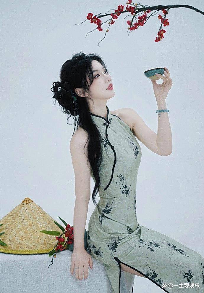 KPL官方解說(shuō)的解說(shuō)小鹿(lù)，身(shēn)材(cái)還(hái)是很(hěn)顶的，旗袍太適(shì)合她了(le)！