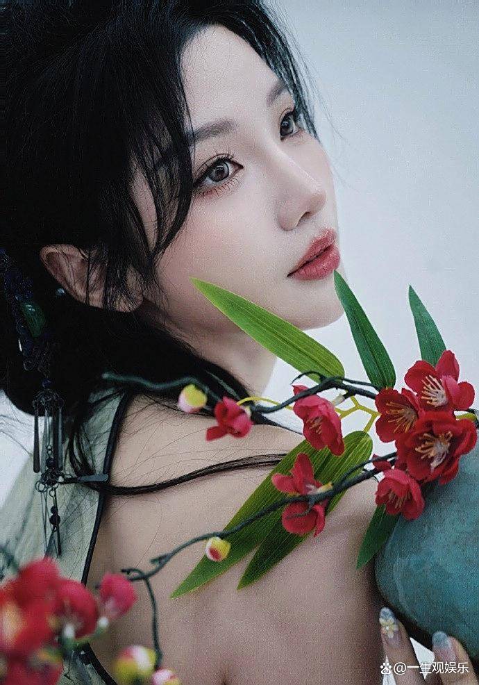 KPL官方解說(shuō)的解說(shuō)小鹿(lù)，身(shēn)材(cái)還(hái)是很(hěn)顶的，旗袍太適(shì)合她了(le)！