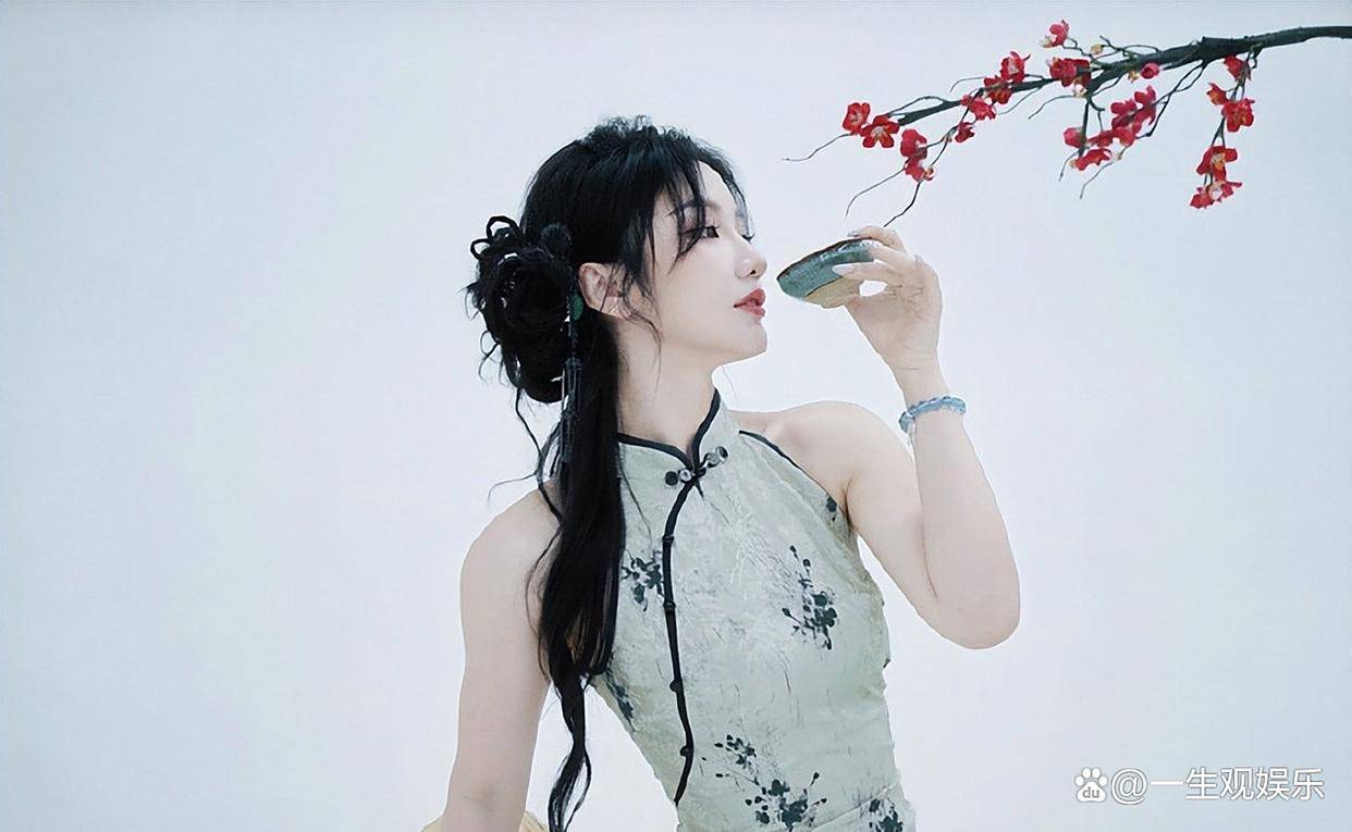 KPL官方解說(shuō)的解說(shuō)小鹿(lù)，身(shēn)材(cái)還(hái)是很(hěn)顶的，旗袍太適(shì)合她了(le)！