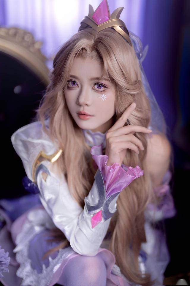 《LOL》主持人骆歆(xīn)Cos水(shuǐ)晶(jīng)玫瑰女(nǚ)警(jǐng) 太美(měi)了(le)