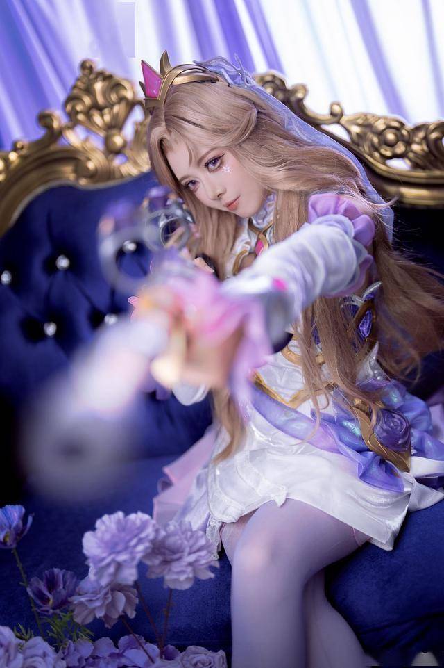 《LOL》主持人骆歆(xīn)Cos水(shuǐ)晶(jīng)玫瑰女(nǚ)警(jǐng) 太美(měi)了(le)