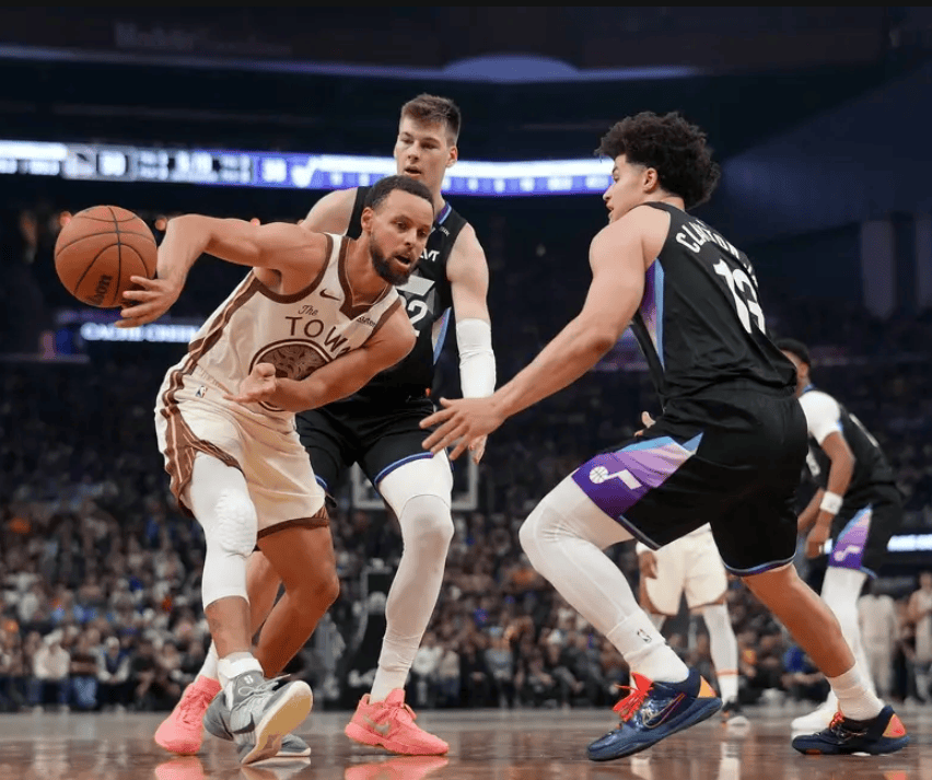 NBA最新排(pái)名！湖人丢西部第二，火箭稳住(zhù)第四，两队给勇士送(sòng)温煖(nuǎn)