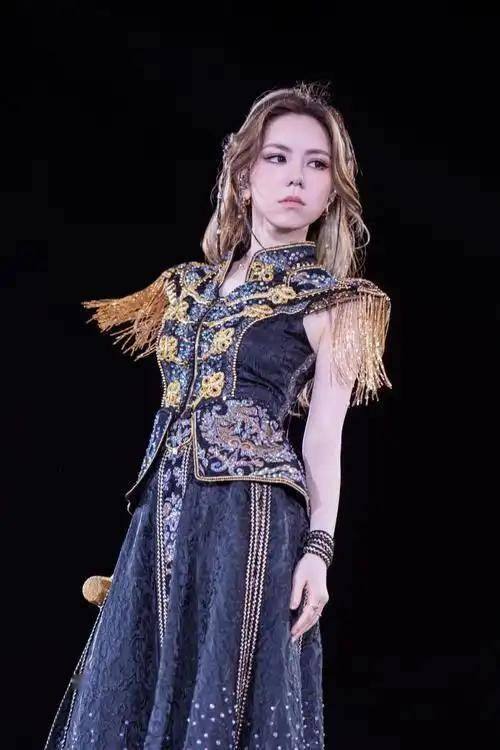 邓紫(zǐ)棋(qí)领啣(xián)LOL主(zhǔ)题曲：歌手跨界電(diàn)竞谁更(gèng)胜一(yī)筹？